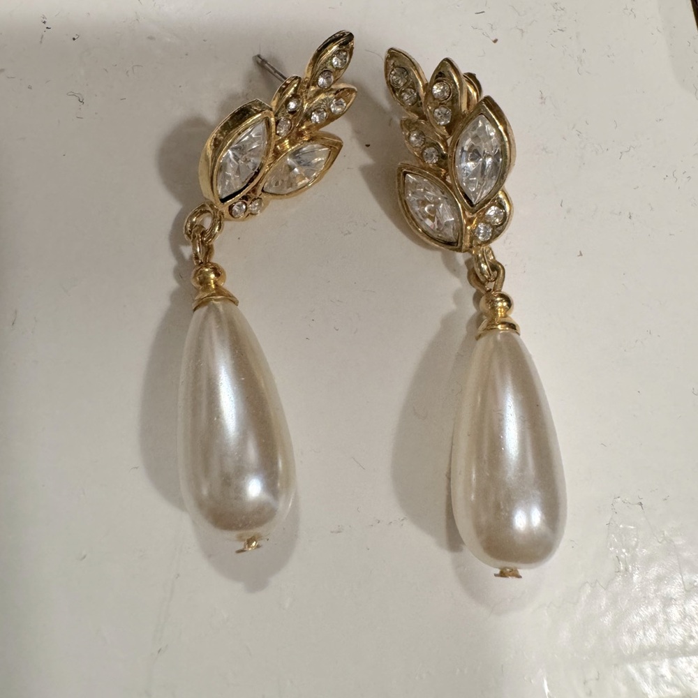 Vintage Pearl drop earrings.